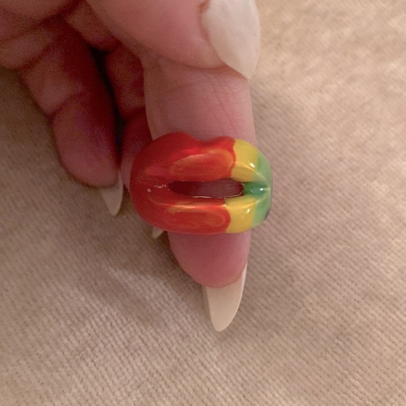 Super trendy lips ring, alloy w/ color epoxy finish. Size 8 - Picture 3 of 3